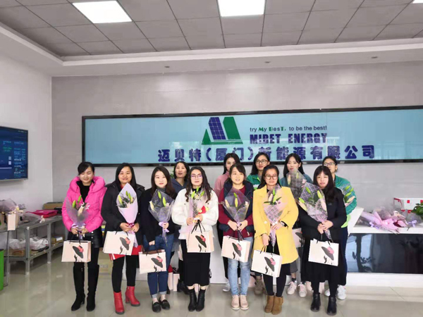 ���˸�Ů��