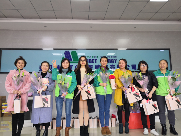 ���˸�Ů��